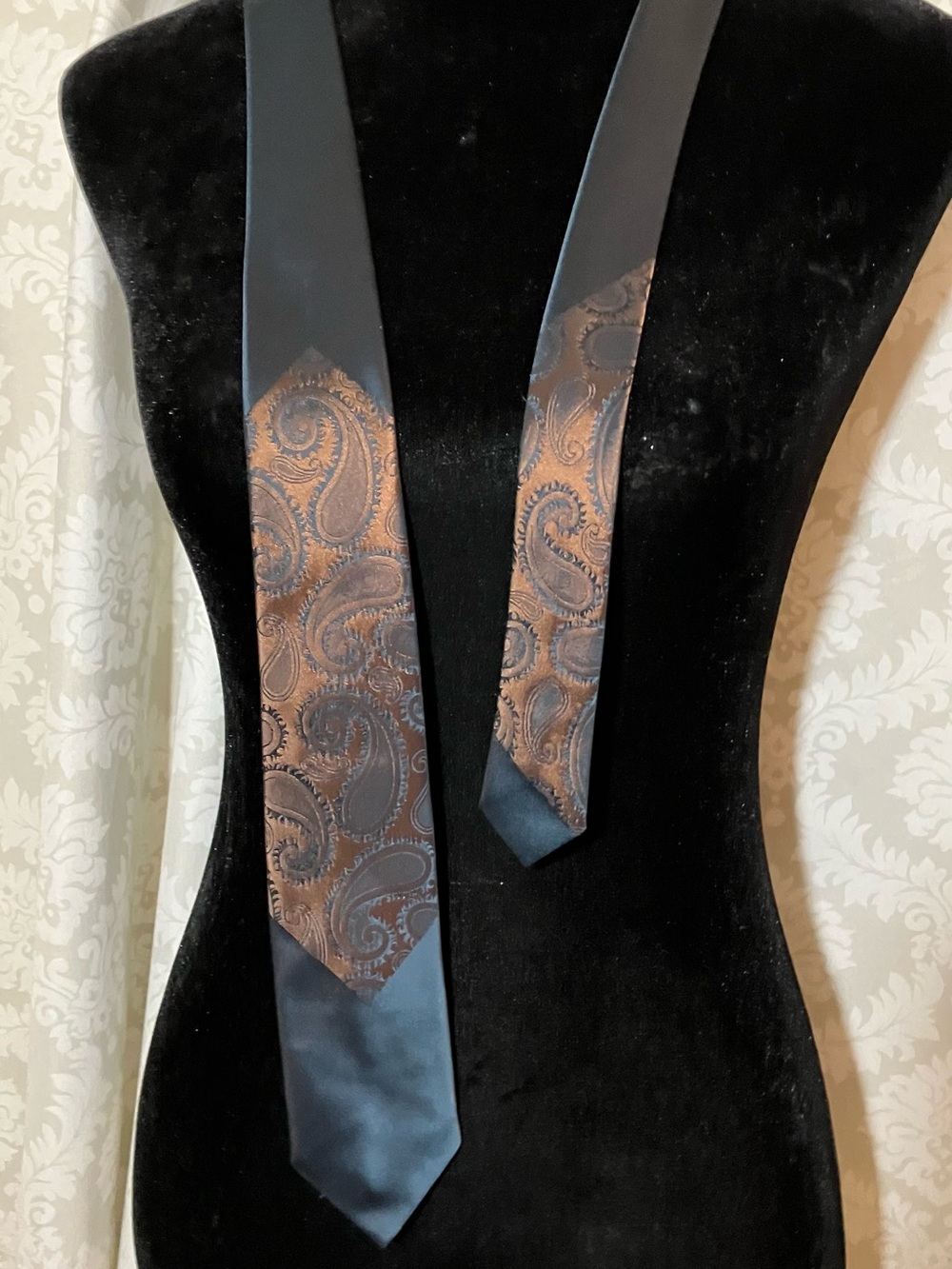 Two 1980’s Vintage Skinny Silk Ties - Picture 4 of 10